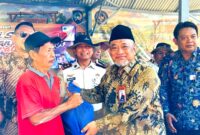 Rektor Unira, Dr. Drs. Ec. Gazali, M.M., menyerahkan bingkisan kepada salah satu WBP. (KLIKMADURA)
