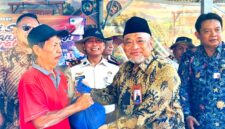 Rektor Unira, Dr. Drs. Ec. Gazali, M.M., menyerahkan bingkisan kepada salah satu WBP. (KLIKMADURA)