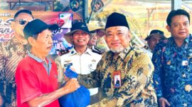 Rektor Unira, Dr. Drs. Ec. Gazali, M.M., menyerahkan bingkisan kepada salah satu WBP. (KLIKMADURA)