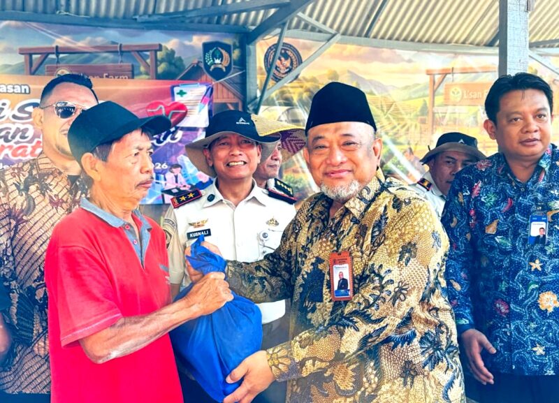 Rektor Unira, Dr. Drs. Ec. Gazali, M.M., menyerahkan bingkisan kepada salah satu WBP. (KLIKMADURA)