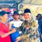 Rektor Unira, Dr. Drs. Ec. Gazali, M.M., menyerahkan bingkisan kepada salah satu WBP. (KLIKMADURA)