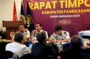 Suasana rapat Tim Pengawasan Orang Asing (Timpora) Kabupaten Pamekasan yang digelar di Aula Hotel Odaita, Senin (7/9/2026).