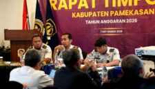 Suasana rapat Tim Pengawasan Orang Asing (Timpora) Kabupaten Pamekasan yang digelar di Aula Hotel Odaita, Senin (7/9/2026).