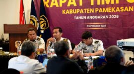 Suasana rapat Tim Pengawasan Orang Asing (Timpora) Kabupaten Pamekasan yang digelar di Aula Hotel Odaita, Senin (7/9/2026). 