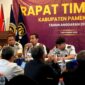 Suasana rapat Tim Pengawasan Orang Asing (Timpora) Kabupaten Pamekasan yang digelar di Aula Hotel Odaita, Senin (7/9/2026). 