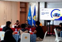 Analis Keimigrasian Ahli Muda Kantor Imigrasi Kelas II Non TPI Pamekasan, Farif Tri Maryono saat menyampaikan sosialisasi di UTM. (KLIKMADURA)