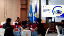 Analis Keimigrasian Ahli Muda Kantor Imigrasi Kelas II Non TPI Pamekasan, Farif Tri Maryono saat menyampaikan sosialisasi di UTM. (KLIKMADURA)