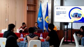 Analis Keimigrasian Ahli Muda Kantor Imigrasi Kelas II Non TPI Pamekasan, Farif Tri Maryono saat menyampaikan sosialisasi di UTM. (KLIKMADURA)