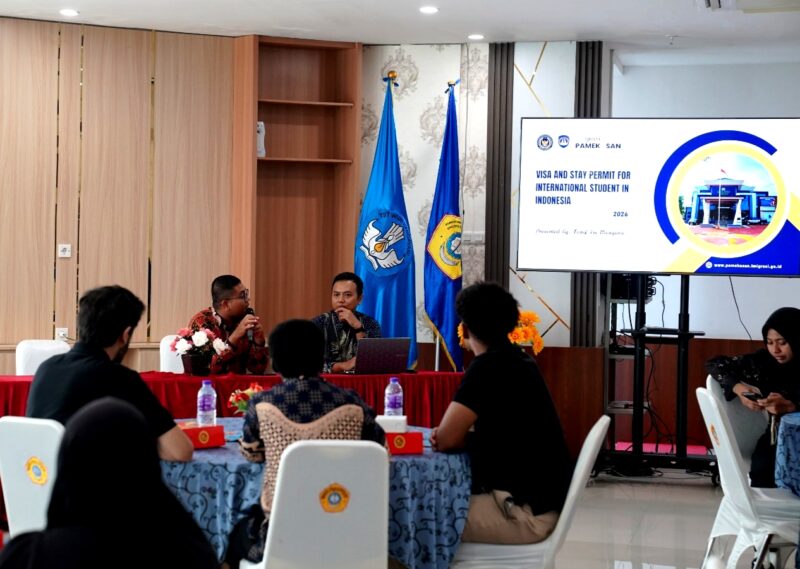 Analis Keimigrasian Ahli Muda Kantor Imigrasi Kelas II Non TPI Pamekasan, Farif Tri Maryono saat menyampaikan sosialisasi di UTM. (KLIKMADURA)