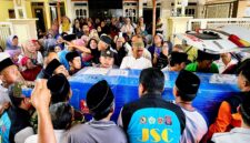 Suasana rumah duka Nurul Rian Hidayat di Desa Teja Timur, Kecamatan Kota, Pamekasan. (MOH. IQBALUL KHAVEI MZ / KLIKMADURA)