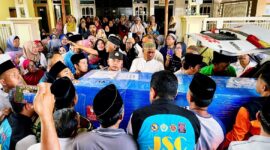 Suasana rumah duka Nurul Rian Hidayat di Desa Teja Timur, Kecamatan Kota, Pamekasan. (MOH. IQBALUL KHAVEI MZ / KLIKMADURA)