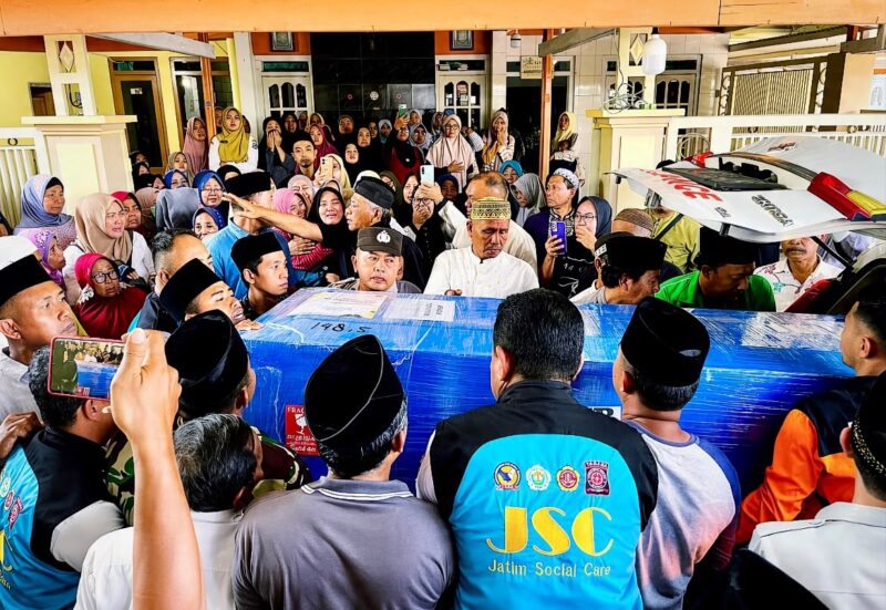 Suasana rumah duka Nurul Rian Hidayat di Desa Teja Timur, Kecamatan Kota, Pamekasan. (MOH. IQBALUL KHAVEI MZ / KLIKMADURA)