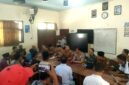 Sejumlah wali murid dan masyarakat melakukan audiensi di SDN Jambringin 2 Pamekasan. (ISTIMEWA)