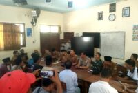 Sejumlah wali murid dan masyarakat melakukan audiensi di SDN Jambringin 2 Pamekasan. (ISTIMEWA)