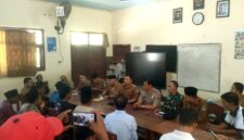 Sejumlah wali murid dan masyarakat melakukan audiensi di SDN Jambringin 2 Pamekasan. (ISTIMEWA)