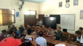 Sejumlah wali murid dan masyarakat melakukan audiensi di SDN Jambringin 2 Pamekasan. (ISTIMEWA)