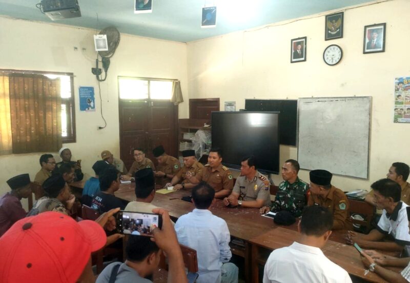 Sejumlah wali murid dan masyarakat melakukan audiensi di SDN Jambringin 2 Pamekasan. (ISTIMEWA)