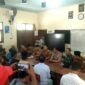 Sejumlah wali murid dan masyarakat melakukan audiensi di SDN Jambringin 2 Pamekasan. (ISTIMEWA)