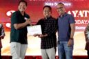 Kepala Perwakilan SKK Migas Jabanusa, Anggono Mahendrawan, menyerahkan piagam peserta UKW terbaik tingkat Utama kepada Prengki Wirananda. (KLIKMADURA)