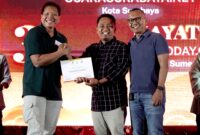 Kepala Perwakilan SKK Migas Jabanusa, Anggono Mahendrawan, menyerahkan piagam peserta UKW terbaik tingkat Utama kepada Prengki Wirananda. (KLIKMADURA)