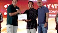 Kepala Perwakilan SKK Migas Jabanusa, Anggono Mahendrawan, menyerahkan piagam peserta UKW terbaik tingkat Utama kepada Prengki Wirananda. (KLIKMADURA)