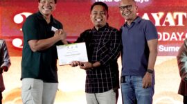 Kepala Perwakilan SKK Migas Jabanusa, Anggono Mahendrawan, menyerahkan piagam peserta UKW terbaik tingkat Utama kepada Prengki Wirananda. (KLIKMADURA)