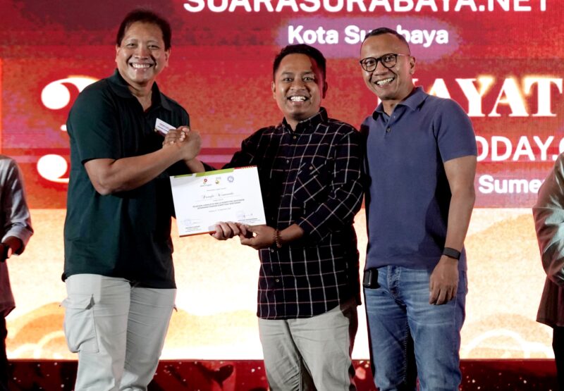 Kepala Perwakilan SKK Migas Jabanusa, Anggono Mahendrawan, menyerahkan piagam peserta UKW terbaik tingkat Utama kepada Prengki Wirananda. (KLIKMADURA)