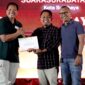 Kepala Perwakilan SKK Migas Jabanusa, Anggono Mahendrawan, menyerahkan piagam peserta UKW terbaik tingkat Utama kepada Prengki Wirananda. (KLIKMADURA)