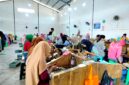 Buruh pabrik rokok sedang melinting rokok di salah satu gudang di Desa Jarin, Kecamatan Pademawu, Pamekasan (LAILIYATUN NURIYAH/KLIK MADURA).