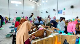 Buruh pabrik rokok sedang melinting rokok di salah satu gudang di Desa Jarin, Kecamatan Pademawu, Pamekasan (LAILIYATUN NURIYAH/KLIK MADURA).