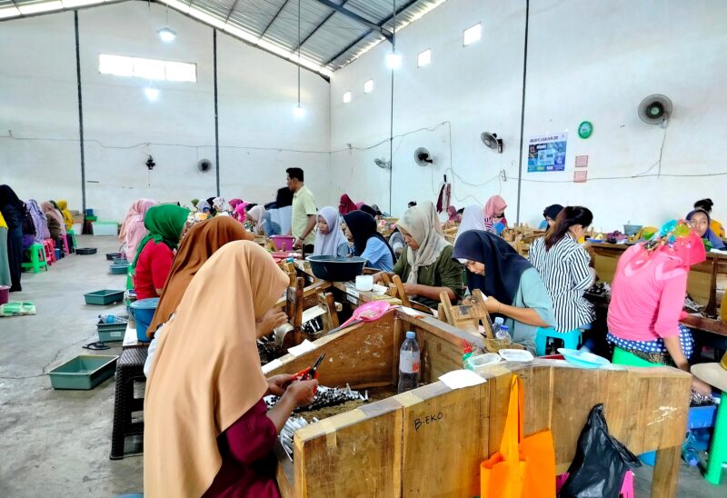 Buruh pabrik rokok sedang melinting rokok di salah satu gudang di Desa Jarin, Kecamatan Pademawu, Pamekasan (LAILIYATUN NURIYAH/KLIK MADURA).