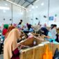 Buruh pabrik rokok sedang melinting rokok di salah satu gudang di Desa Jarin, Kecamatan Pademawu, Pamekasan (LAILIYATUN NURIYAH/KLIK MADURA).