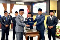Bupati dan Ketua DPRD Pamekasan foto bersama usai menandatangani nota kesepakatan perubahan KUA dan PPAS APBD tahun 2026. (KLIKMADURA)