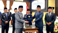 Bupati dan Ketua DPRD Pamekasan foto bersama usai menandatangani nota kesepakatan perubahan KUA dan PPAS APBD tahun 2026. (KLIKMADURA)