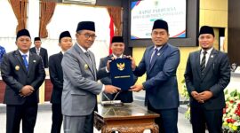 Bupati dan Ketua DPRD Pamekasan foto bersama usai menandatangani nota kesepakatan perubahan KUA dan PPAS APBD tahun 2026. (KLIKMADURA)