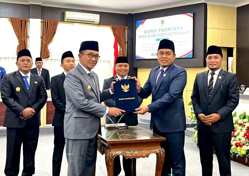 Bupati dan Ketua DPRD Pamekasan foto bersama usai menandatangani nota kesepakatan perubahan KUA dan PPAS APBD tahun 2026. (KLIKMADURA)