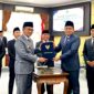 Bupati dan Ketua DPRD Pamekasan foto bersama usai menandatangani nota kesepakatan perubahan KUA dan PPAS APBD tahun 2026. (KLIKMADURA)