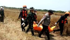 Aparat kepolisian saat mengevakuasi jenazah Buk Sida yang ditemukan di persawahan. (KLIKMADURA)
