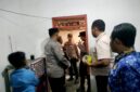 Aparat kepolisian melakukan olah TKP peristiwa dugaan bunuh diri. (KLIKMADURA)