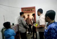Aparat kepolisian melakukan olah TKP peristiwa dugaan bunuh diri. (KLIKMADURA)