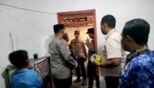 Aparat kepolisian melakukan olah TKP peristiwa dugaan bunuh diri. (KLIKMADURA)