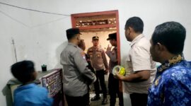 Aparat kepolisian melakukan olah TKP peristiwa dugaan bunuh diri. (KLIKMADURA)