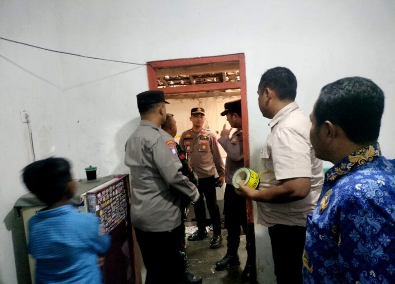 Aparat kepolisian melakukan olah TKP peristiwa dugaan bunuh diri. (KLIKMADURA)