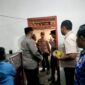 Aparat kepolisian melakukan olah TKP peristiwa dugaan bunuh diri. (KLIKMADURA)