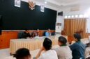 Sejumlah pengurus HMI Sampang saat audiensi dengan pimpinan DPMD Sampang. (ALI MUCHTAR / KLIKMADURA)
