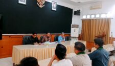 Sejumlah pengurus HMI Sampang saat audiensi dengan pimpinan DPMD Sampang. (ALI MUCHTAR / KLIKMADURA)
