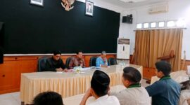 Sejumlah pengurus HMI Sampang saat audiensi dengan pimpinan DPMD Sampang. (ALI MUCHTAR / KLIKMADURA)