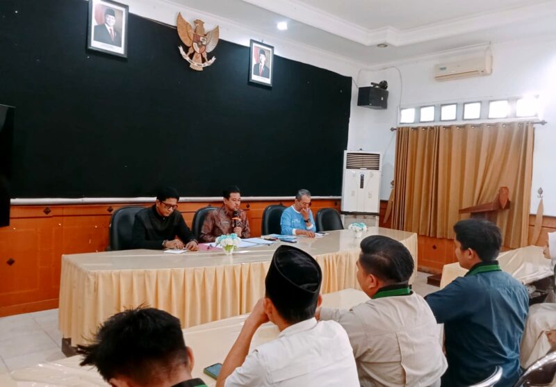 Sejumlah pengurus HMI Sampang saat audiensi dengan pimpinan DPMD Sampang. (ALI MUCHTAR / KLIKMADURA)