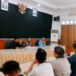 Sejumlah pengurus HMI Sampang saat audiensi dengan pimpinan DPMD Sampang. (ALI MUCHTAR / KLIKMADURA)