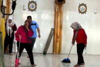 General Manager (GM) Azana Style Hotel Madura, Dede Rahman bersama sejumlah karyawan saat membersihkan Masjid Al Mukhlisin. (KLIKMADURA)